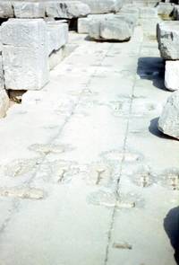 Clamping marks in stone