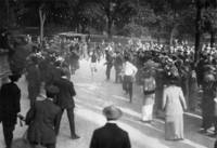 Hudson Relay runner dashes through a crowd