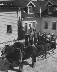 Women prepare to ride on a horse-drawn sleigh at Squire Valleevue Farm